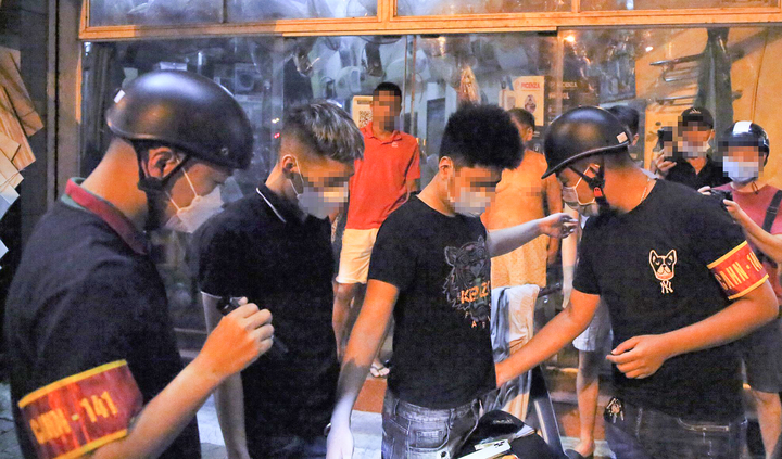 Cảnh sát 141 hóa trang tóm gọn nhóm thanh niên mang hung khí diễu phố