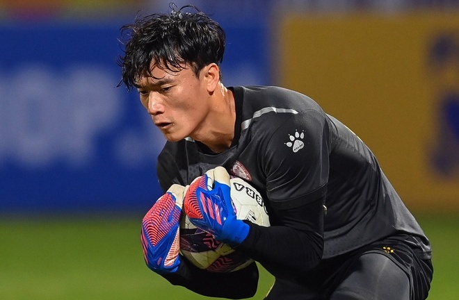 Thủ môn Bùi Tiến Dũng liên tục mắc lỗi, CLB TP.HCM chìm sâu ở nhóm cuối bảng