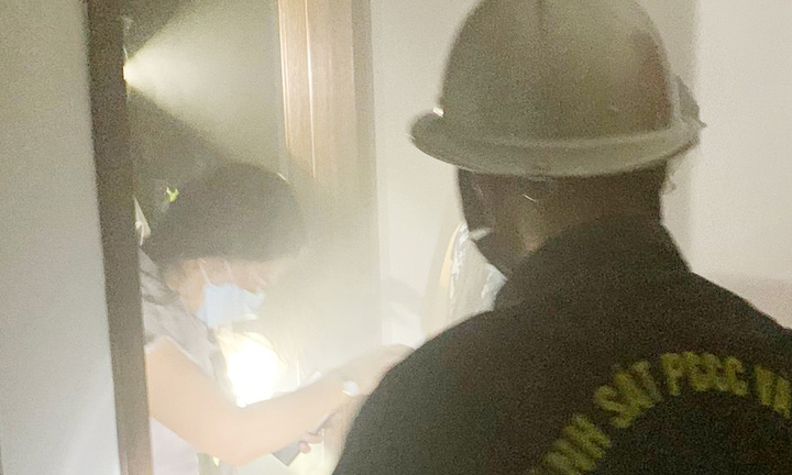 Cứu 9 người mắc kẹt trong vụ cháy nhà giữa đêm ở Hà Nội