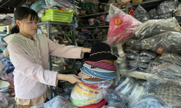 Quanh năm tất bật phụ mẹ bán dép ở chợ, nữ sinh xứ Quảng 'gặt' điểm 10 môn Văn