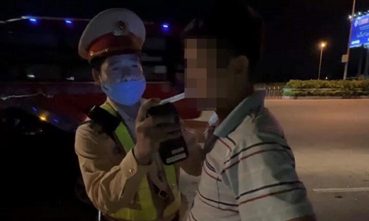 Tài xế xe khách vi phạm nồng độ cồn cao ngất ngưởng trên cao tốc