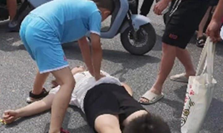 Xúc động cảnh cậu bé cố gắng ép tim, hồi sức cho mẹ gặp tai nạn