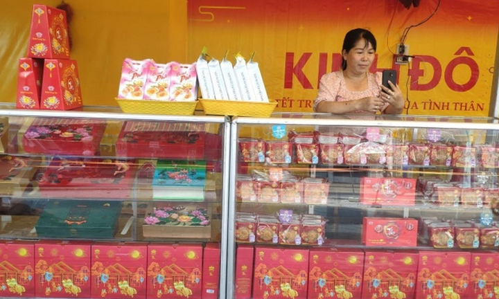 TP.HCM: Bánh trung thu 'xuống phố' sớm, khách mua vẫn chưa mặn mà