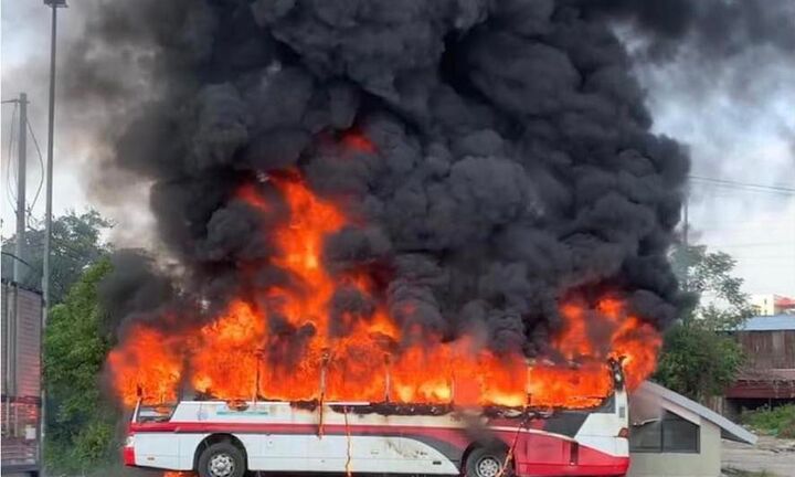 Hà Nội: Xe khách bốc cháy trên đường Trường Sa