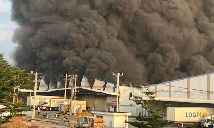 Cháy xưởng sản xuất rộng 2000m2 ở Bình Dương, khói bao trùm cả một vùng