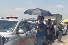 6 ô tô 'dồn toa' trên cầu Vĩnh Tuy, giao thông ùn tắc dưới trời nắng nóng