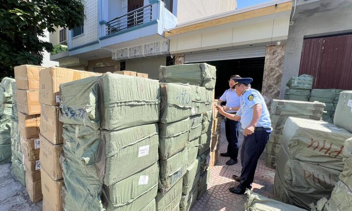 Phát hiện 20 tấn nước hoa, mỹ phẩm nghi giả Chanel, Gucci