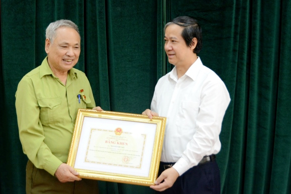 Cụ ông 82 tuổi đỗ tốt nghiệp THPT nhận bằng khen của Bộ trưởng Bộ GD&ĐT