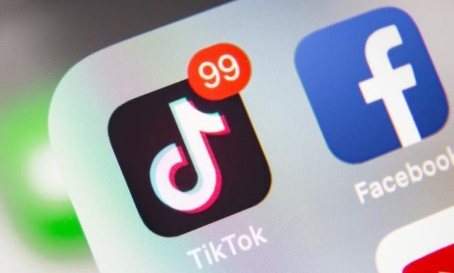 Trước ngưỡng cửa tồn vong, Facebook chọn cách sao chép đối thủ