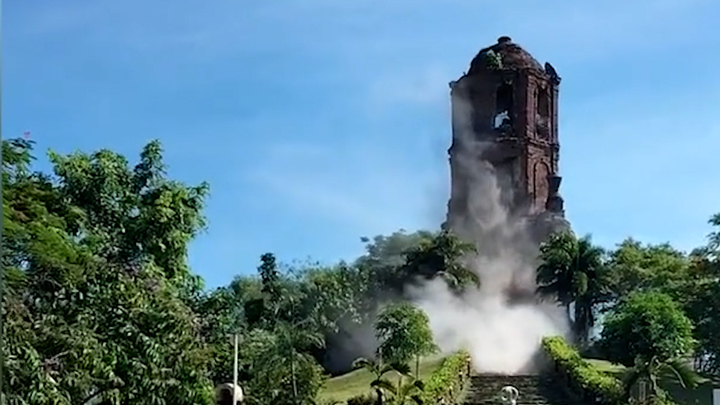 Video: Động đất hơn 7 độ richter làm sập tháp chuông 400 năm ở Philippines