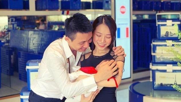 Minh Nhựa chăm cháu ngoại thứ 2 ở tuổi 39, nhiều người hiểu lầm cha chăm con