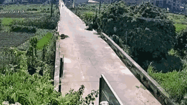 Video: Nắng nóng trên 40 độ C, mặt cầu ở Trung Quốc phát nổ 