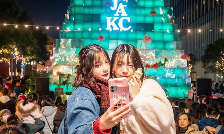 Bức ảnh nữ sinh khiến dân mạng Trung Quốc tranh cãi nảy lửa 