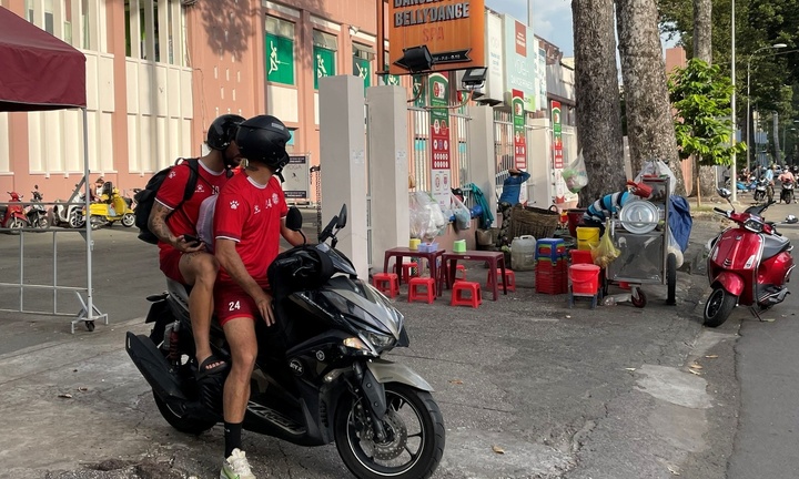 Ngoại binh bị thanh lý rời đội TP.HCM bằng xe máy