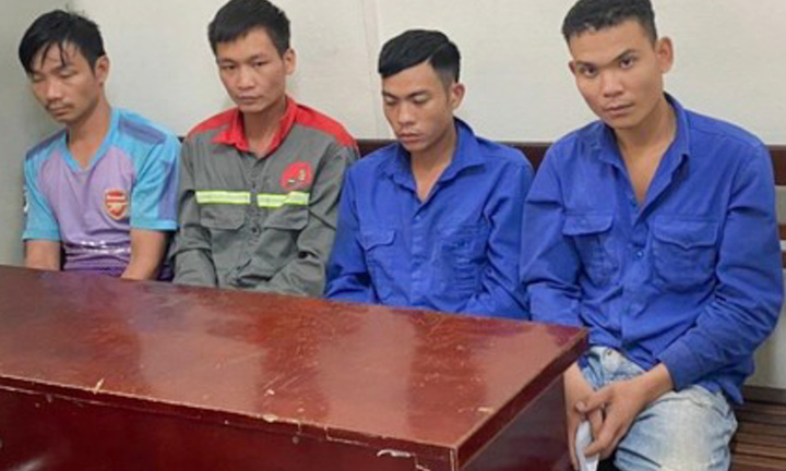 Bắt nhóm công nhân trộm cắp nắp cống ở Hà Nội