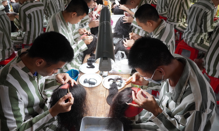 Ảnh: Bên trong xưởng sản xuất tóc giả, xuất đi nước ngoài của phạm nhân