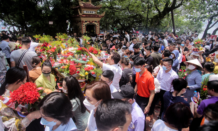 Ảnh: Đông nghịt người dâng lễ Phủ Tây Hồ ngày đầu tháng 'cô hồn'