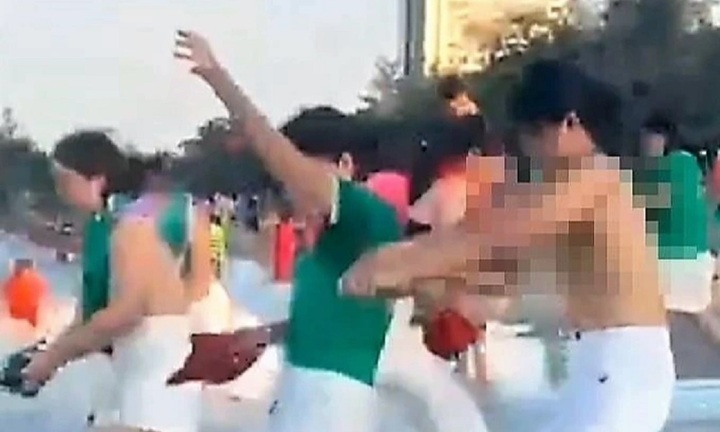 Du khách nữ cởi áo ở biển Cửa Lò: Phạt 400 ngàn đồng, yêu cầu công khai xin lỗi