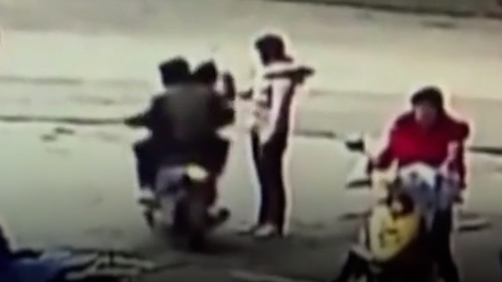 Video: Đứng chụp ảnh giữa phố, cô gái bị cướp điện thoại