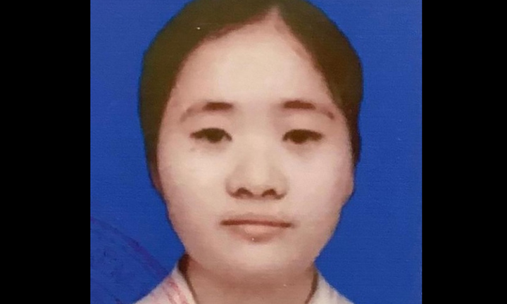 Truy nã kẻ cầm đầu đường dây thi hộ tiếng Anh