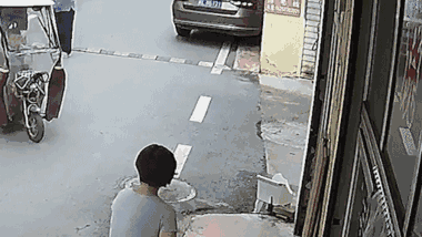 Video: Vô tình nhấn ga xe 3 bánh, cậu bé tông vỡ cửa kính ở Trung Quốc