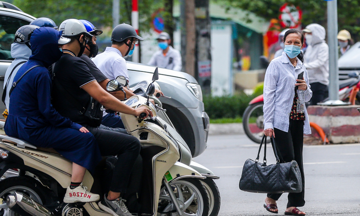 Hầm đi bộ ở Hà Nội bị bỏ quên, nhiều người bất chấp nguy hiểm qua đường
