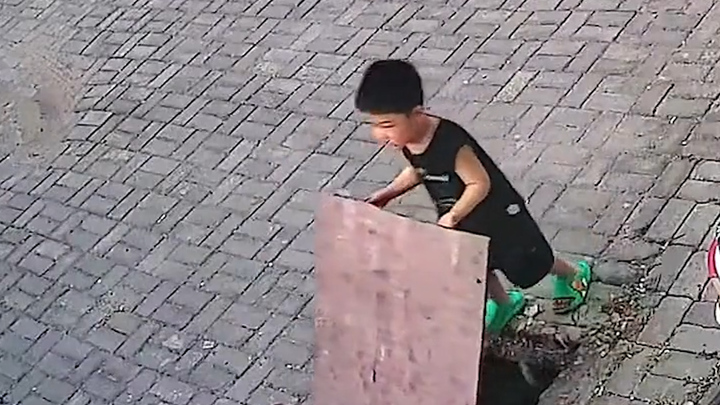 Video: Bé trai rớt xuống cống, người phụ nữ nhanh chân giải cứu