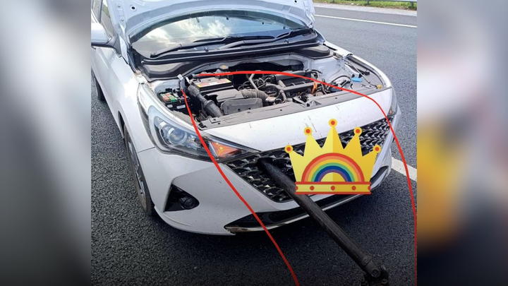 Video: Thanh sắt từ xe bồn văng xuống cao tốc, xuyên thủng đầu ô tô chạy sau