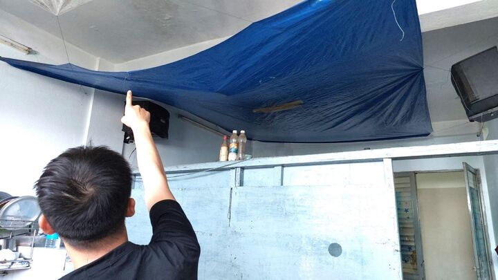 Đà Nẵng: Dân khổ sở trong chung cư, nửa đêm dậy tát nước, đi vệ sinh phải cầm dù