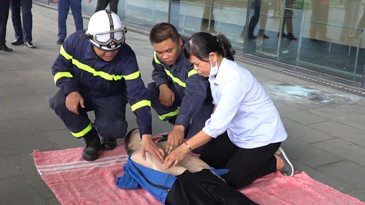 Video: Người dân Hà Nội học cách thoát hiểm, cứu người