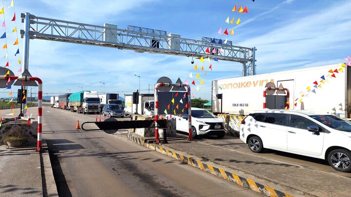  ETC tậm tịt, nhân viên quét thủ công, tài xế ngao ngán trong ngày đầu thu phí 