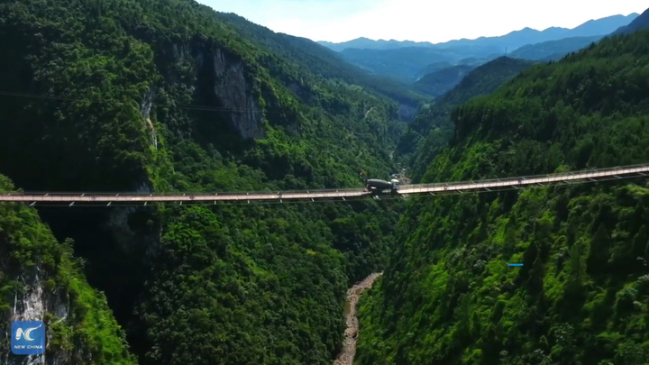 Video: Cầu treo bằng dây xích bắc qua hẻm núi sâu 300m ở Trung Quốc