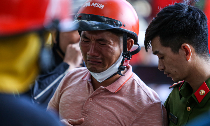 Cảnh sát Phòng cháy chữa cháy Hà Nội bật khóc khi biết tin đồng đội hy sinh