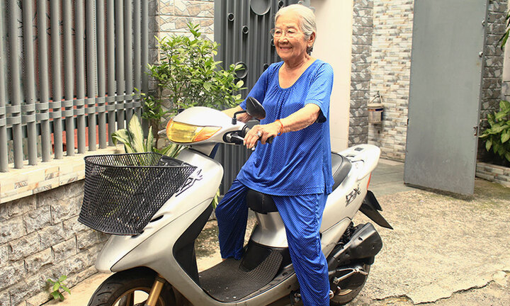 NSƯT Phi Điểu: Tuổi 91 vẫn tự chạy xe máy đi diễn, dạo phố mỗi ngày