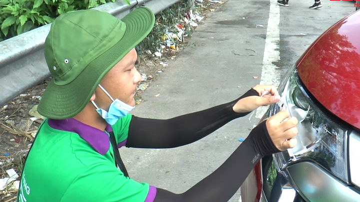 Video: Ô tô xếp hàng dán thẻ ETC, điểm phục vụ ở Hà Nội và TP.HCM quá tải