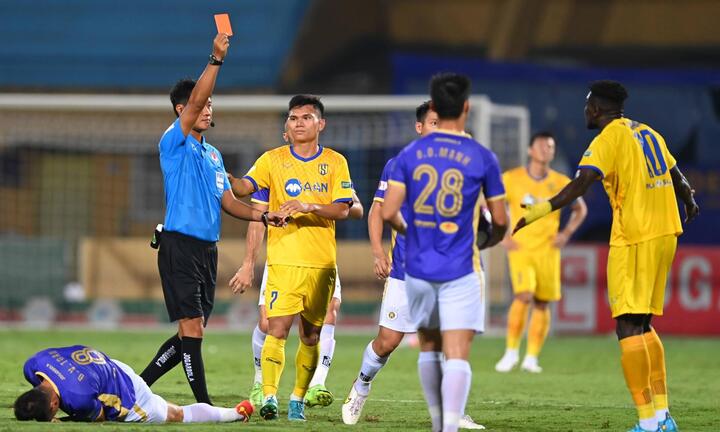 Các trọng tài FIFA Việt Nam gây tranh cãi