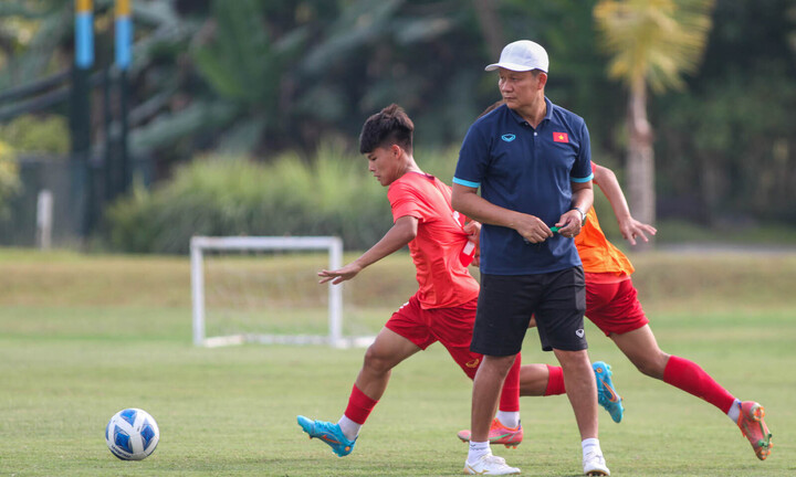 HLV Nguyễn Quốc Tuấn: 'U16 Việt Nam biết cách khắc chế U16 Philippines'