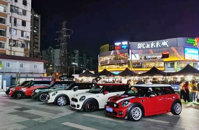 Người giàu Trung Quốc bán hàng rong bằng xe sang