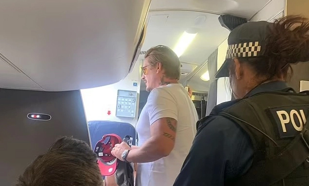 Lăng mạ tiếp viên, ca sĩ nổi tiếng Lee Ryan bị bắt trên máy bay