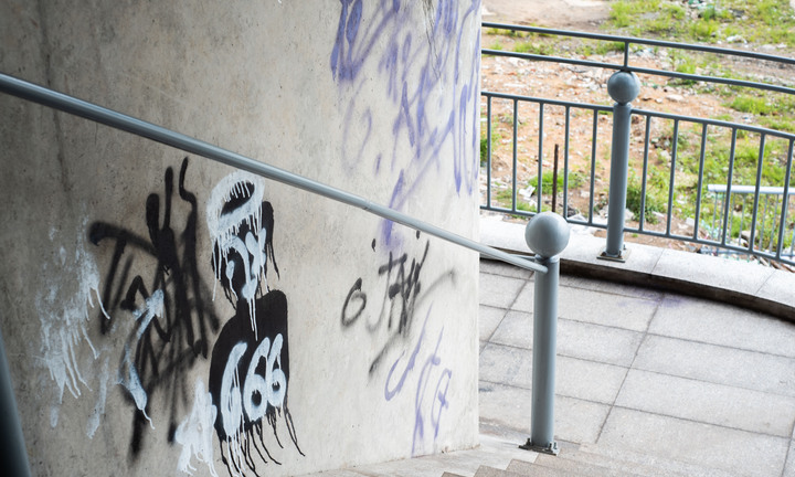 TP.HCM: Khánh thành chưa lâu, cầu Thủ Thiêm 2 đầy vết vẽ bậy, bôi bẩn