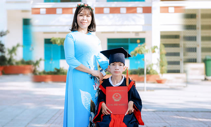Hành trình 13 năm đến trường trên lưng ba của nam sinh liệt 2 chân
