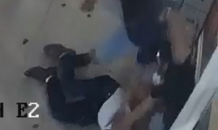 Ca sĩ Chế Phi say xỉn, bị đánh hội đồng tại sảnh thang máy chung cư