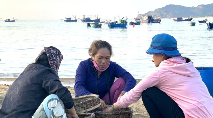 Chuyện những ‘vọng phu’ trên bờ cát