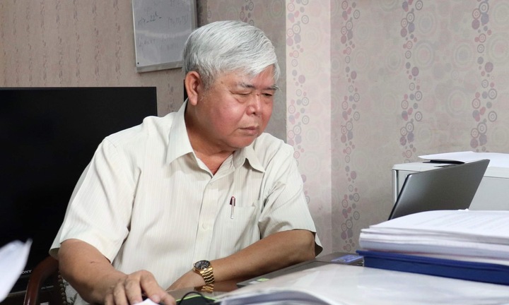 Thủ khoa thạc sĩ ở tuổi 72, cụ ông truyền cảm hứng học tập cho giới trẻ