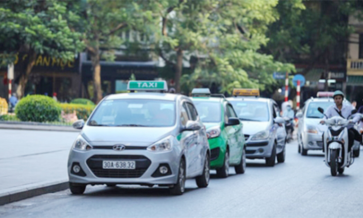 Vì sao giá xăng dầu liên tiếp giảm sâu, cước taxi vẫn 'bình chân như vại'?