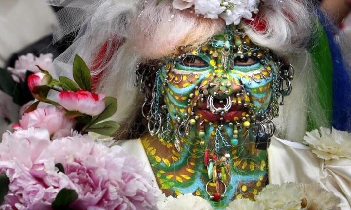 Vẻ ngoài ấn tượng của người phụ nữ giữ kỷ lục hơn 11.000 khuyên xỏ khắp người