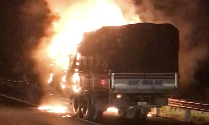 Xe tải bốc cháy ngùn ngụt, cao tốc TP.HCM - Trung Lương ùn tắc 10km