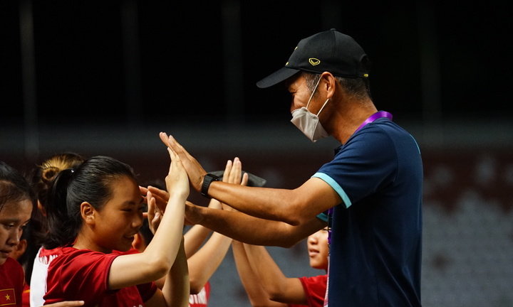 HLV Akira Ijiri nhắn nhủ U18 nữ Việt Nam: 'Nếu có ước mơ, hãy theo đuổi nó'