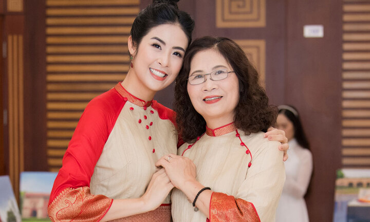 Hoa hậu Ngọc Hân và mẹ rạng rỡ diện áo dài đôi 