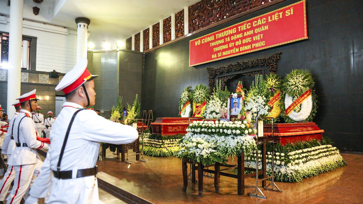 Video: Đồng đội nghiêng mình tiễn đưa 3 cảnh sát PCCC hy sinh